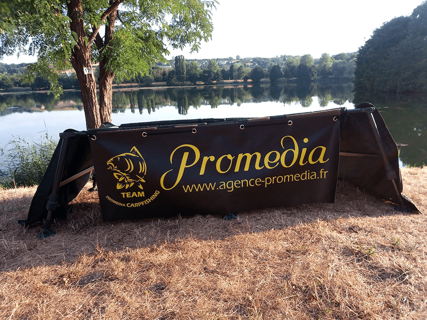 Distribution De Nos Vies Volées Film Création et impression d'une bâche pour la Team ProMedia Carpfishing
